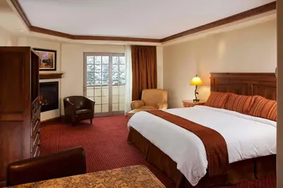 Image de Majestic Views! Great and Spacious Unit, Hot Tub and Parking Available!