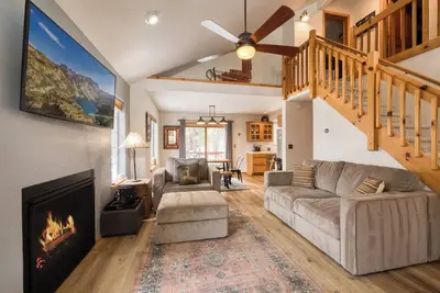 Image de Monthly Lease - Petite Retreat by Tahoe Getaways - Pet Friendly in Tahoe Donner w Hot Tub
