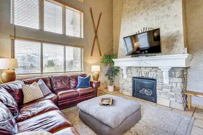 Image de Hot Tub & Mtn-View Deck: Townhome in Eden