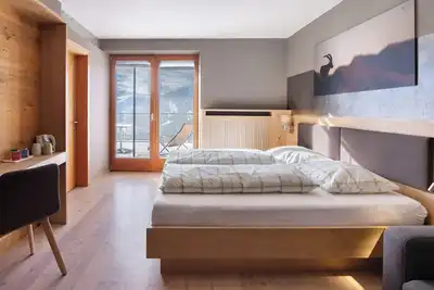 Image de Chambre 'Mairhof Chavalatsch Lounge - Zi 3' avec vue montagne, terrasse et jardin partagé