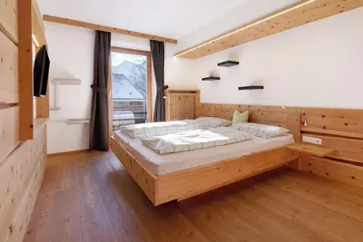 Image de Chambre 'Zirbensuite Zi 1' avec vue sur la montagne, jardin partagé et balcon