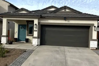 Image de New house in a quiet neighborhood.