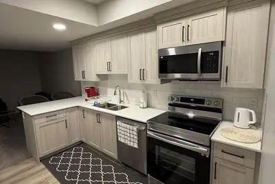 Image de Charming 2-bedroom house with Ac, WiFi in superb Nw Calgary