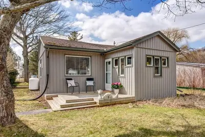 Image de 5 min to the beach! Sun filled cottage in Turkey Point