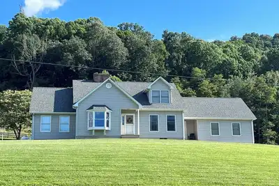 Image de Peaceful 4-bedroom farmhouse near Hungry Mother Park in rural Marion, Virginia