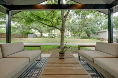 Image de Sunny, Spacious Home in Ne Austin with Office