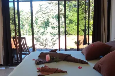 Image de Kocorica\nChambre privée avec terrasse et salle de bain dans la nature.