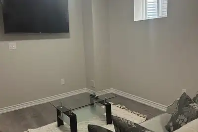 Image de Beautiful 2 bedroom basement apartment with separate entrance