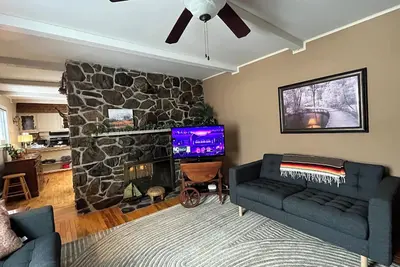 Image de Truro, cozy and bright main floor- sleeps 5!