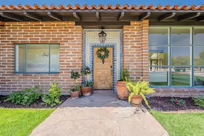 Image de Travel Nurse Friendly Short-Term Furnished, Spanish Revival Retreat, Guard Gated