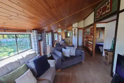 Image de Wildwood Cabin - Sleeps 6, Hot Tub & Parking