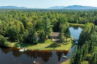 Image de Private Waterfront Estate: 3 Luxe Cottages on FarAway Pond