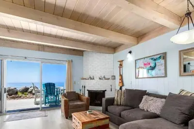 Image de 1950's Beachfront Home - Stunning Views!
