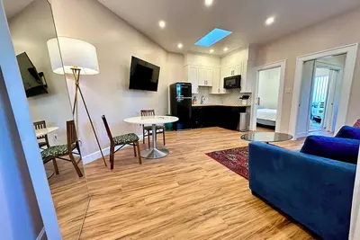 Image de Charming 1 & 1/2 bedroom cottage in urban oasis, nested in central Los Angeles