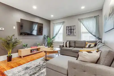 Image de 1 Mi to Dtwn: Pet-Friendly Providence Apt w/ Yard