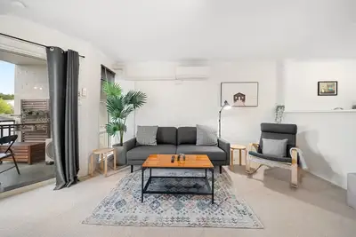 Image de Stylish 1-Bed Stay with Balcony & Study