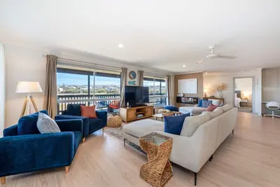 Image de Large Upstairs Family Stay Near Middleton Beaches