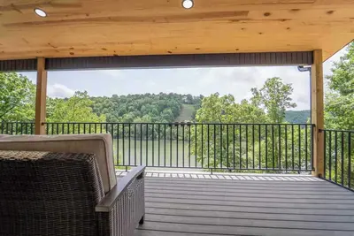 Image de Luxe Lakefront Retreat w/ Hot Tub & Game Room