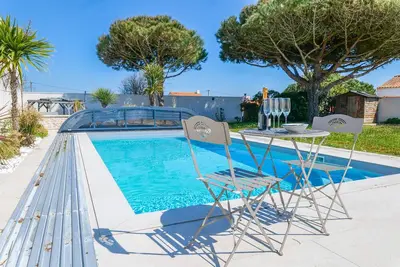Grande maison avec piscine à 100m de la plage de Paracou – Calme & confort en famille!