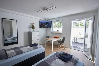 Image de Garden-level apartment with terrace