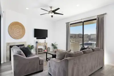 Image de Oceanfront 2br + Rooftop Deck, & Beach Access | Strand Way B