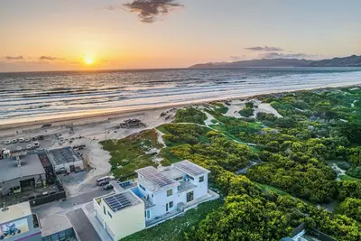 Image de Beachfront 2br w/ Deck, Views & Direct Sand Access | Strand Way A