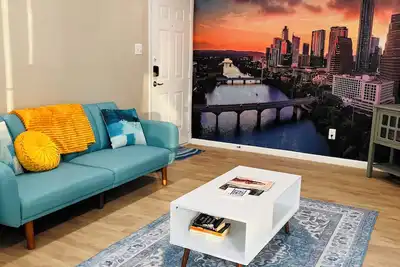 Image de Mid-Century Modern Atx Condo  near South Congress