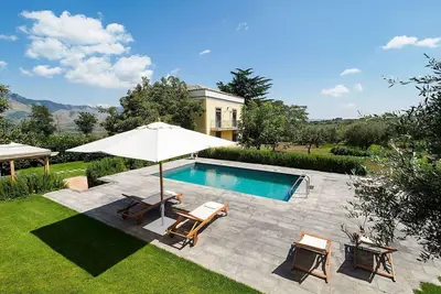 Image de Villa à Randazzo avec 5 chambres à coucher, 10 couchages