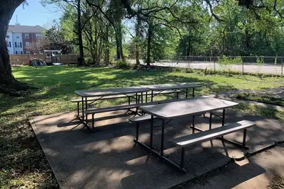 Image de Spacious 5-bedroom house steps from Festival with large yard, Ac In Downtown