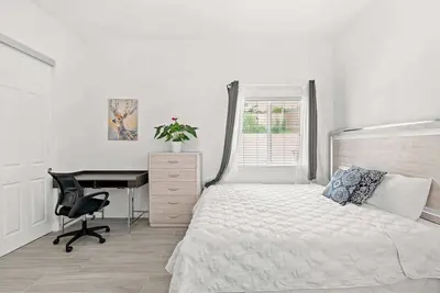 Image de Relaxing Private Getaway with Bright Interiors