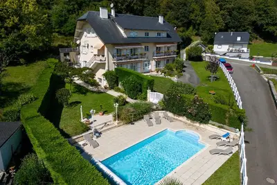 Image de Villa avec piscine face aux montagnes