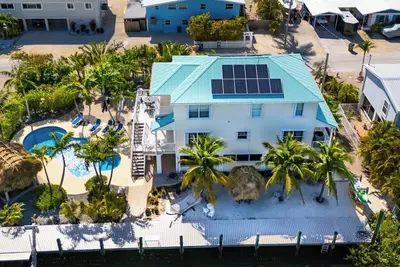 Image de Dolphin Oasis 5 bed 3. 5 bath with 90 ft of dockage pool & tiki