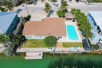 Seaside Escape - 3bed/3bath ground level waterfront pool home