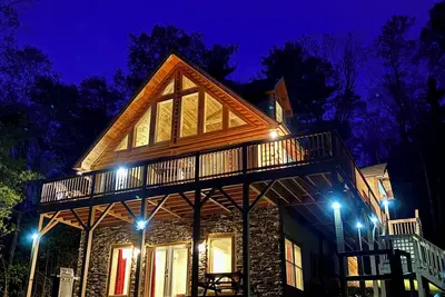 Image de Spacious 5-king bedroom cabin with private bathrooms minutes from Asheville.