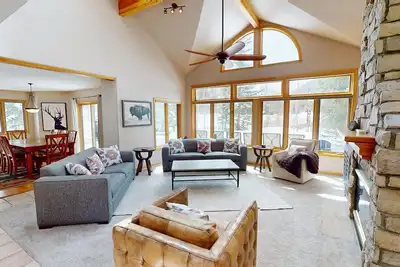 Image de Pet Friendly, Private Hot Tub! Comfy, Big Home. Garage. Easy Drive to Town