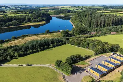 Image de Stunning group lodges overlooking Wistlandpound Reservoir