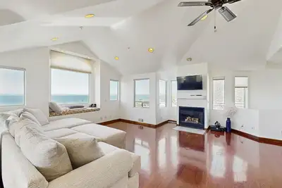 Image de Lovely House w/Beautiful Ocean Views, Grill & Jetted Tub - Walk  to Beach & Town