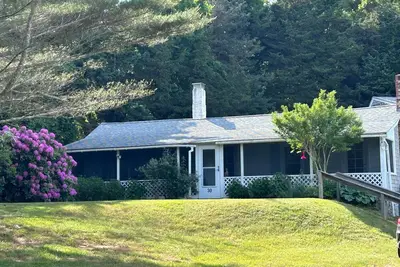 Image de Cozy quiet cottage: just a short walk to beach, Ac & screened porch