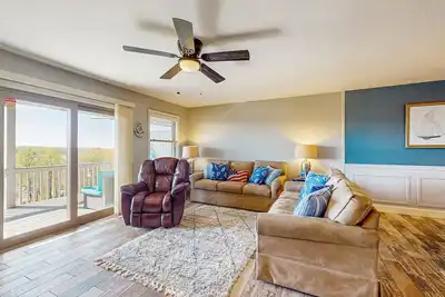 Image de Cozy Lake-View Condo w/ private washer/dryer and shared tennis court & pool