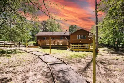 Image de \"Lakeside Charm — Poplar House on the Water\"