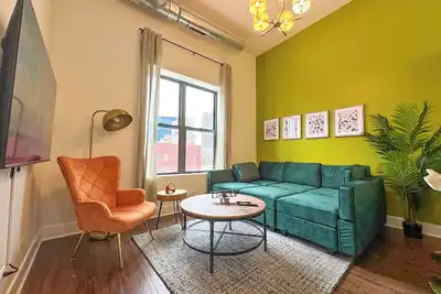 Image de McCormick 420-Friendly 3br/2ba with Optional Parking - State St.