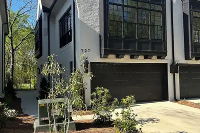 Image de The Manning \nLuxurious New Construction Walk to the Grove and Square!