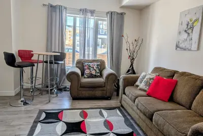 Image de Downtown Gem-Comfortable 2 bedroom main floor suite/Free Parking/ Free cleaning