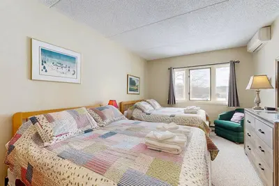 Image de Slopeside Efficiency:  walk to ski lift & town; shared pool & gym