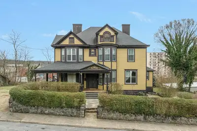 Image de Large Historic Home in Bristol - 3 beds 3 full baths at Ravenwood on Solar Hill!