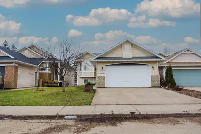 Image de 5-bedroom house with Garage and Ac  in Grande Prairie