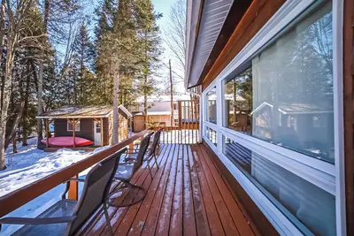 Image de Chalet au bord de la rivière, spa, Wi-Fi, convivial pour détente en famille.