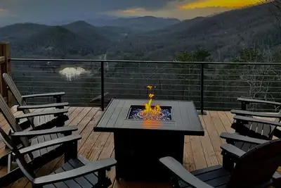 Image de Mountain view home with large deck, private hot tub and fire-pit
