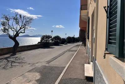 Image de Between Castle and Sea: relaxation with a view a stone's throw from downtown.