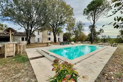 Nouveau Gîte avec piscine dans un parc au sud du Lot